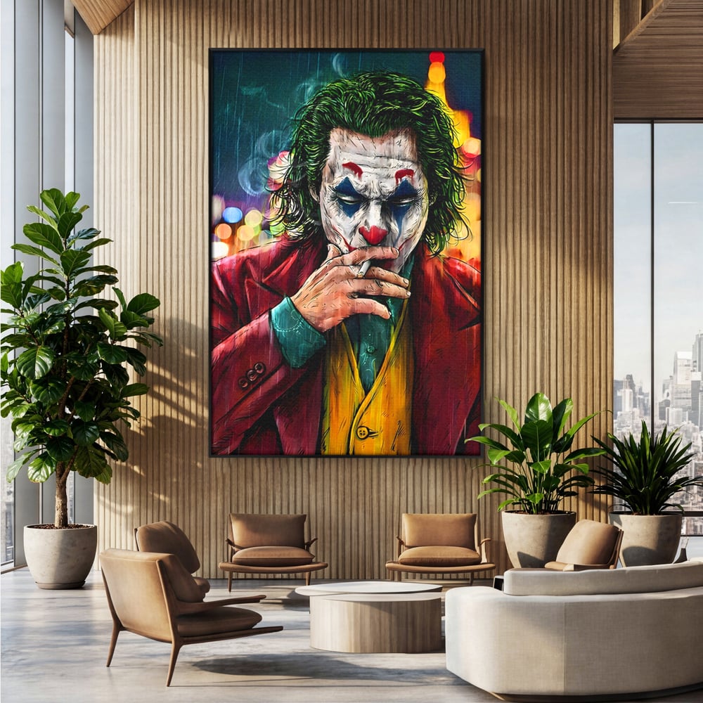 Tablou canvas cu tablou canvas cu jokerul fumand in ploaie, in rama de aluminiu negru, pe perete intr-un birou